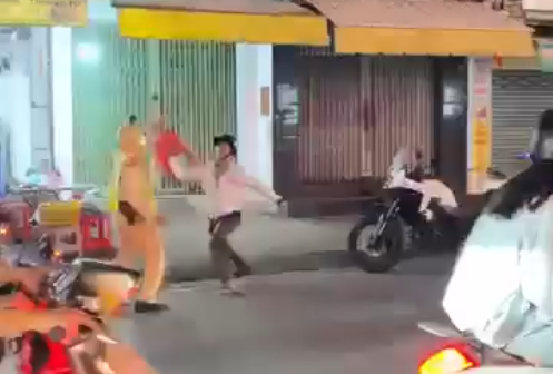 Vi phạm nồng độ cồn, người đàn ông còn cầm ghế tấn công CSGT- Ảnh 1.