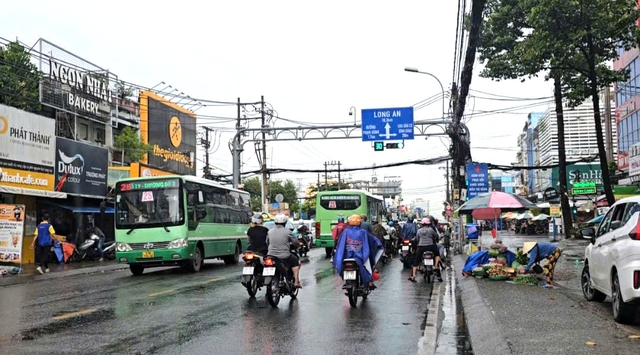 Vi phạm nồng độ cồn, người đàn ông còn cầm ghế tấn công CSGT- Ảnh 2.