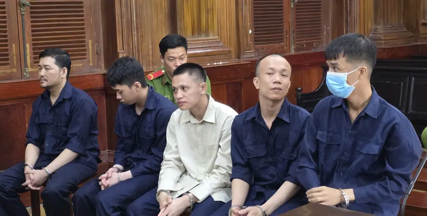 Các bị cáo tại phiên tòa. Ảnh: MT Phòng nghe nhạc giá 500.000 đồng/1 giờ